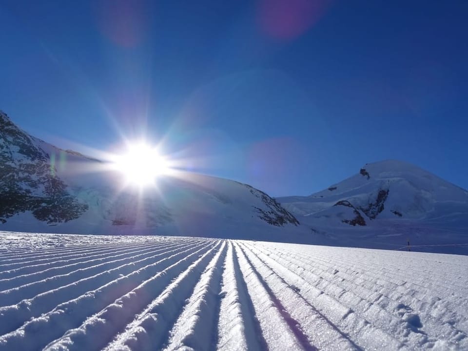 Sonnenaufgang über Skipiste