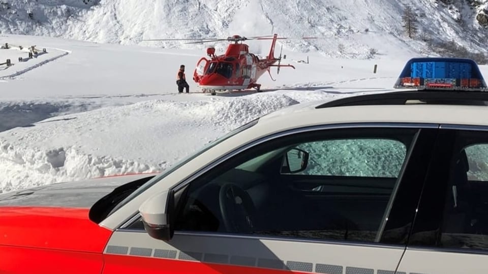 Polizeiauto und Rettungshelikopter in den Bergen