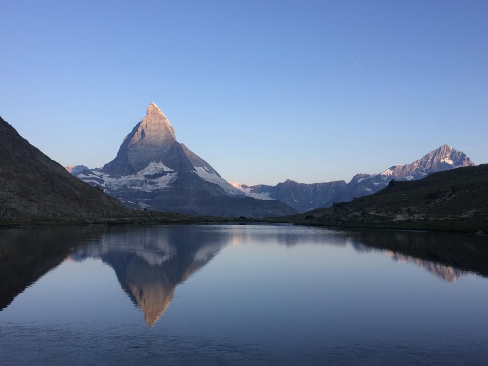 Blick über See zum Matterhorn