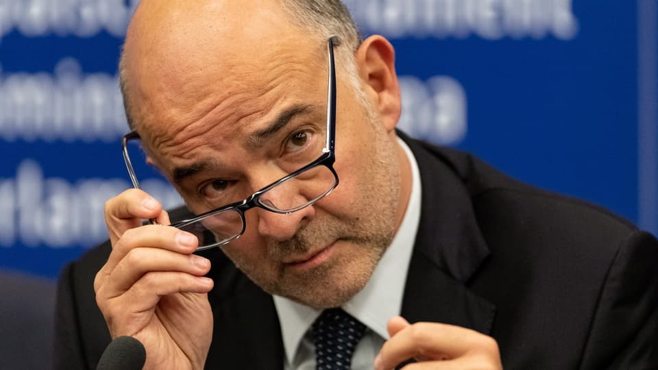 Moscovici schaut über den Brillenrand