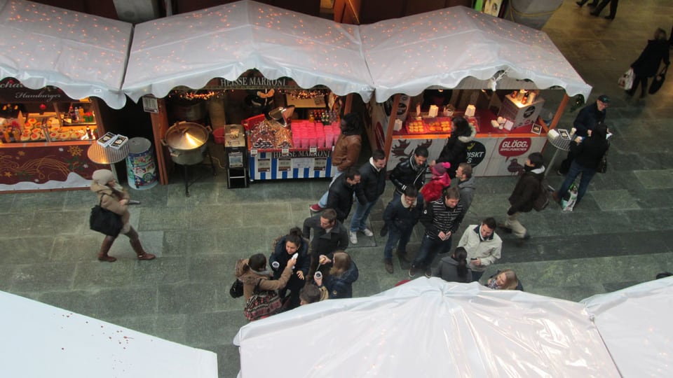 Marktstände in der Bahnhofshalle Luzern