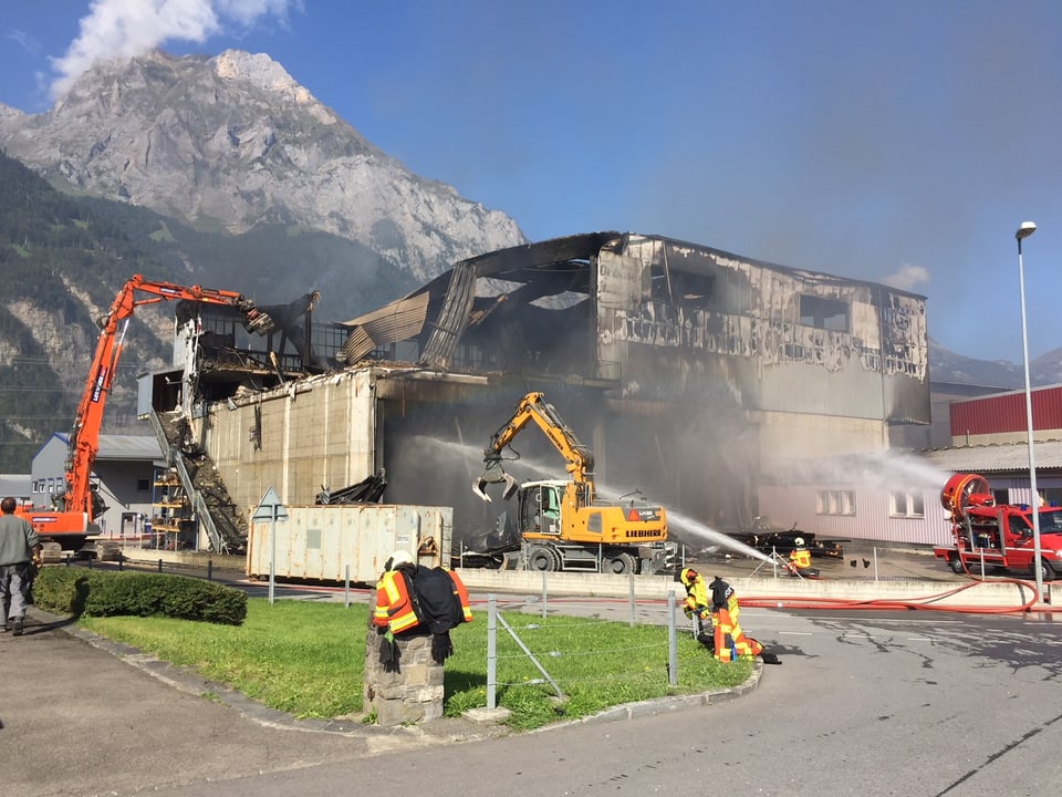 Eine zerstörte Industriehalle nach einem Grossbrand. 