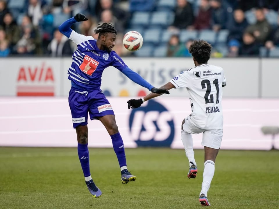 Im Kampf um den Ball Luzerns Asumah Abubakar und Basels Andy Pelmard kämpfen um den Ball.