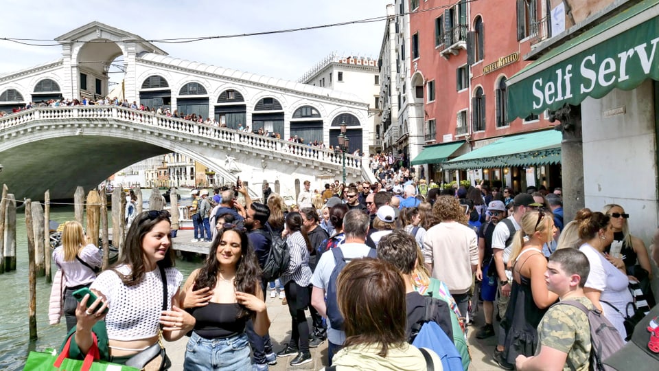 Viele Menschen vor und auf der Rialto-Brücke in Venedig.