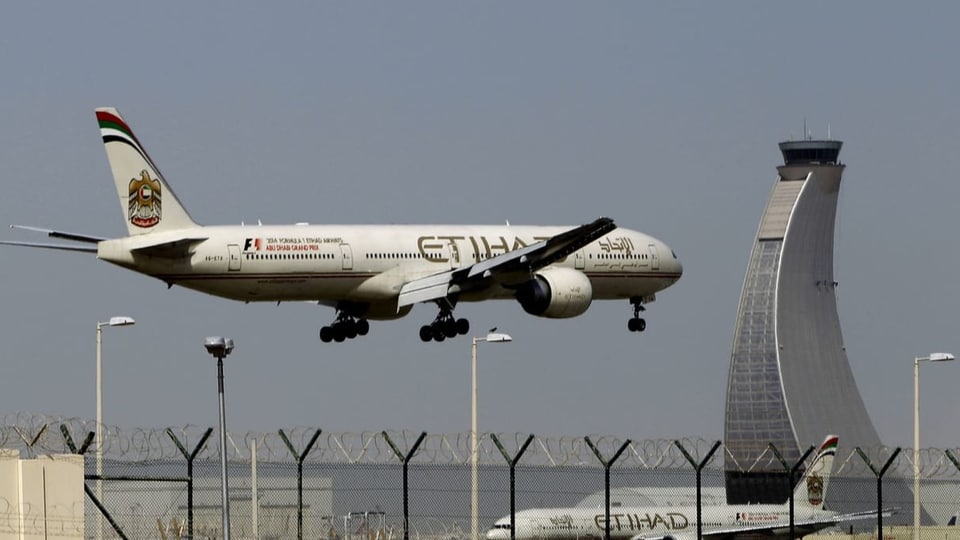 Ein Flugzeug der Etihad landet am Flughafen in Abu Dhabi.