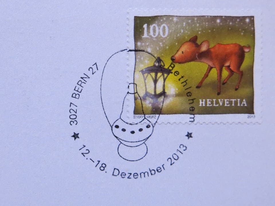 Eine Briefmarke mit einem Stempel drauf. 
