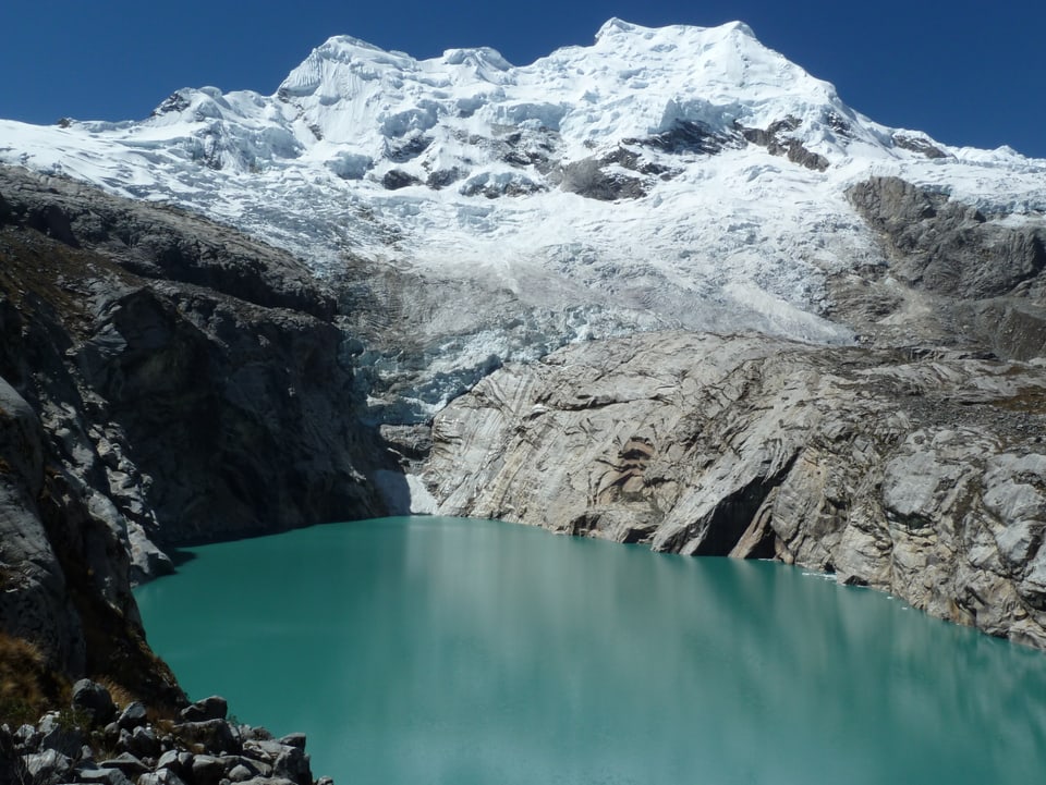 Im Hintergrund der Hualcan-Gletscher, der den türkisblauen See im Vordergrund speist.