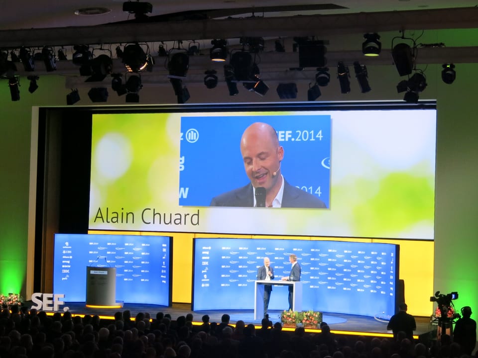 Alain Chuard wird auf der Bühne des Swiss Economic Forums interviewt.