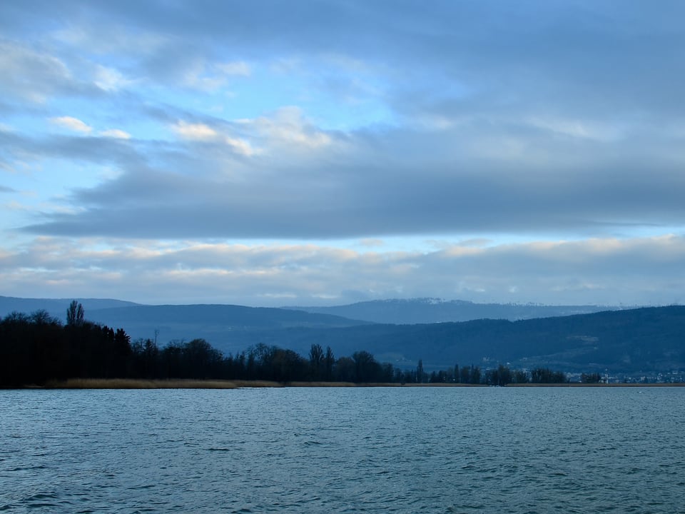 Blick auf den Bielersee. Der Himmel ist aufgelockert bewölkt.