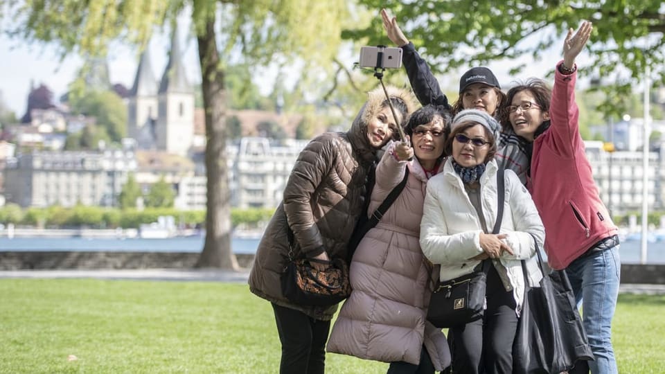 Asiatinnen posieren in Luzern am See für ein Selfie.