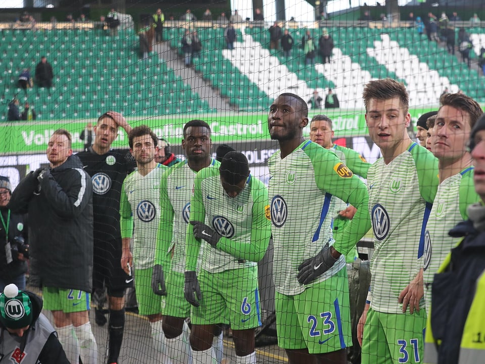 Die Wolfsburger Spieler verabschieden sich von den verärgerten Fans.