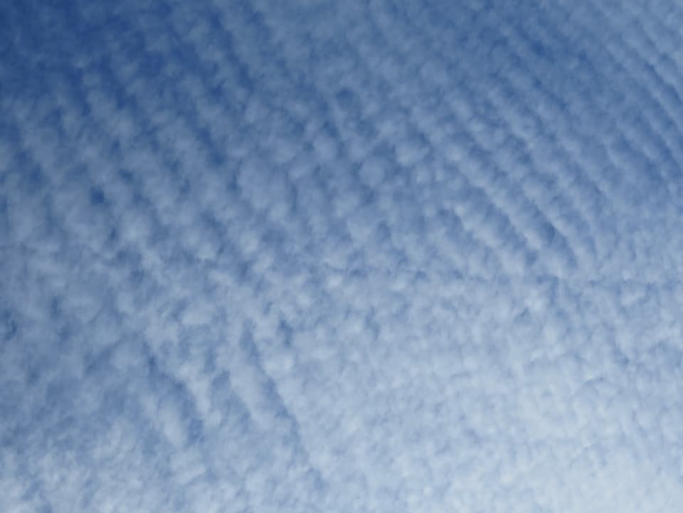 Weiss, halbtransparente Wolken am blauen Himmel.