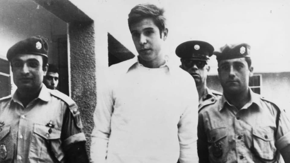 Der Schweizer Terrorist Bruno Breguet, begleitet von israelischen Sicherheitskräften im Jahr 1970.