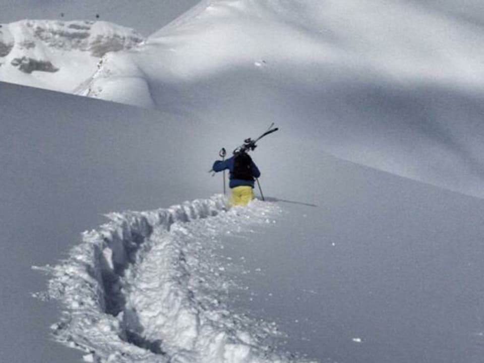Benjamin im Aufstieg mit Skiern.