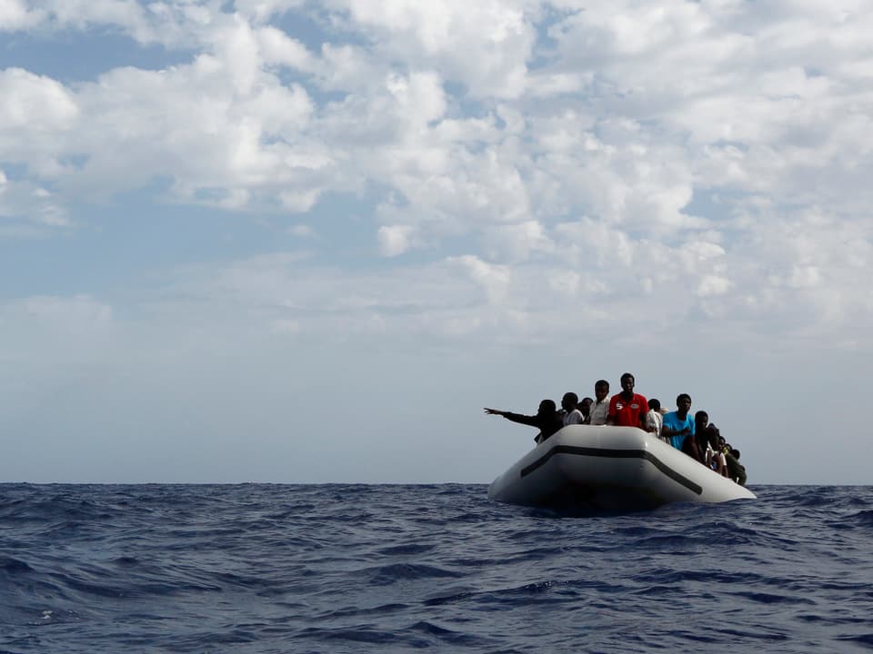 Ein Schlauchboot mit Flüchtlingen an Bord.