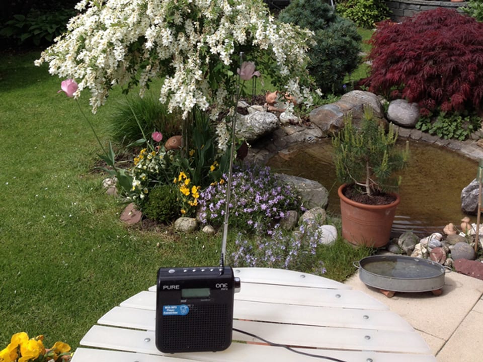 Radio auf dem Gartentisch. 