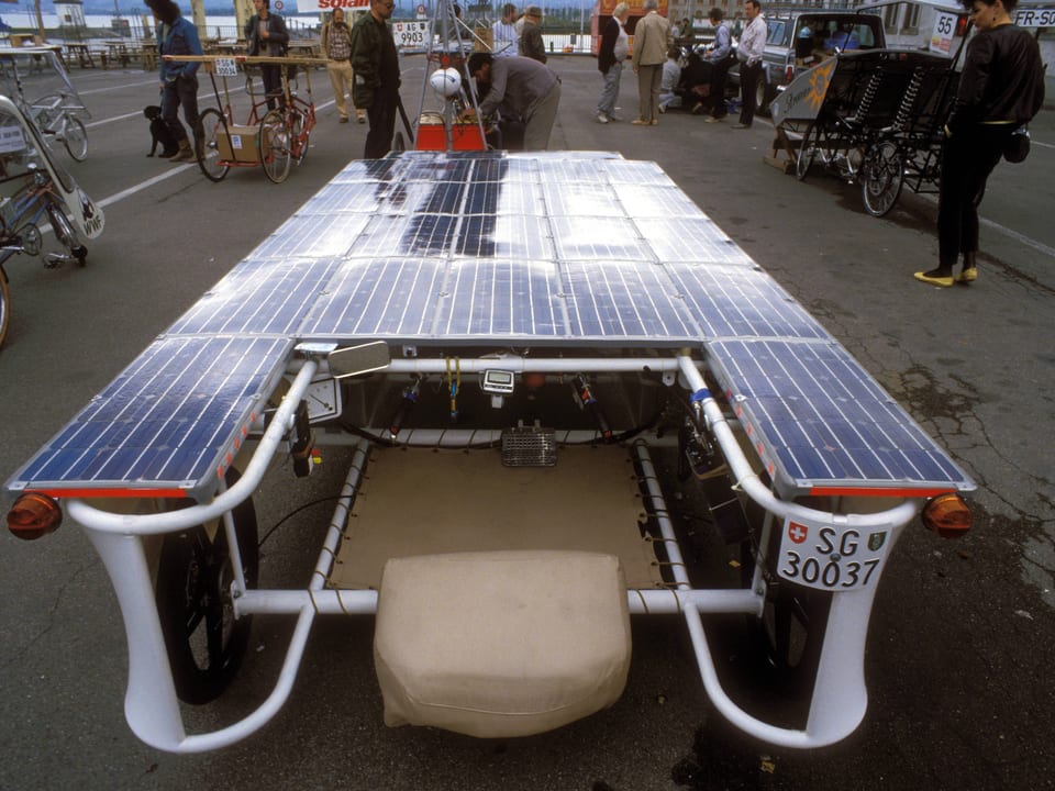 Ein mit Solarpanels überzogenes Fahrzeug.