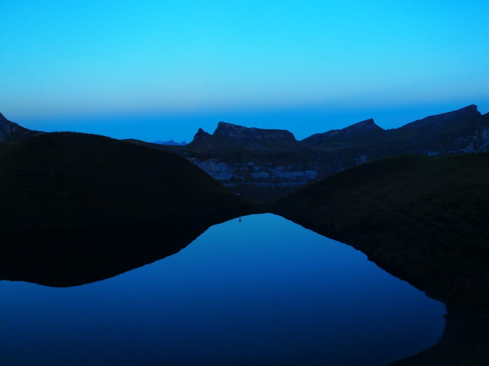 Spiegelbild: Morgenhimmel spiegelt sich im absolut ruhigen See