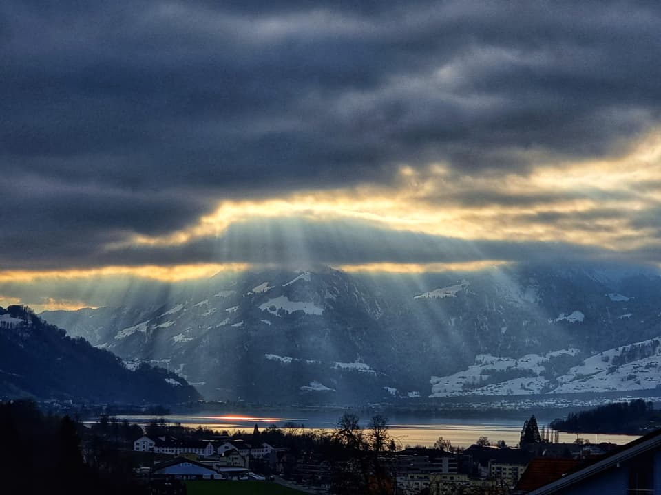 Sonnenstrahlen durch den Hochnebel.