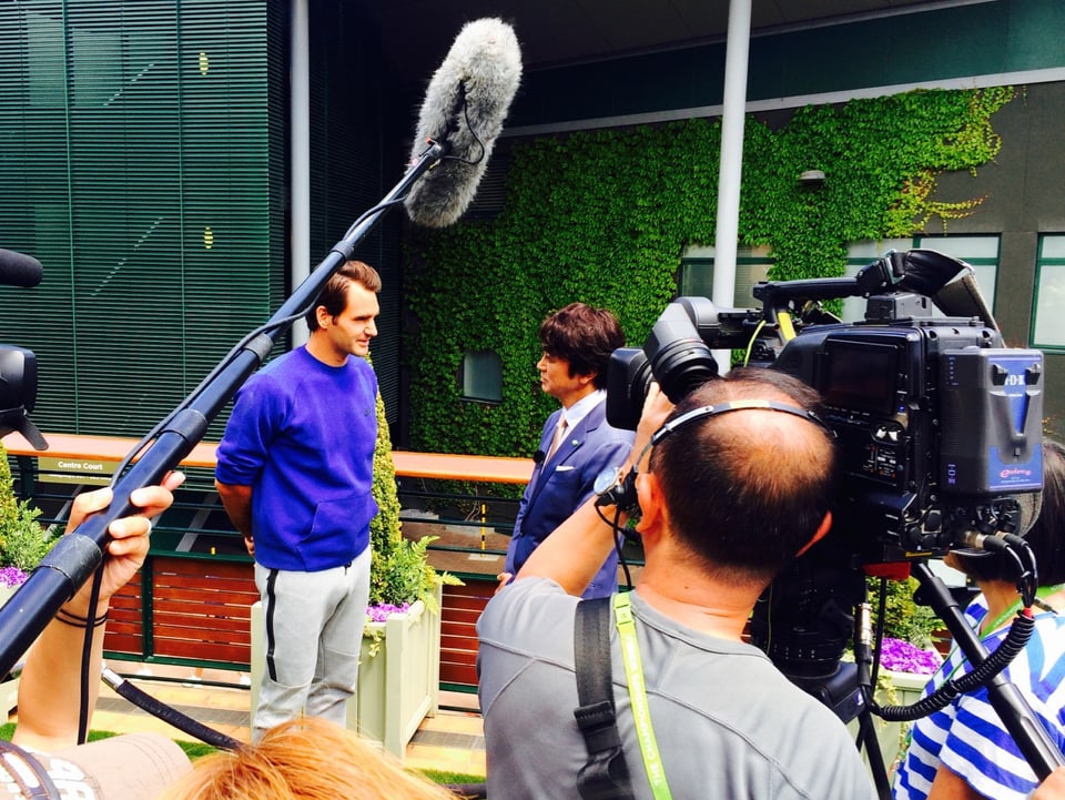 Roger Federer gibt ein Interview und wird dabei gefilmt.