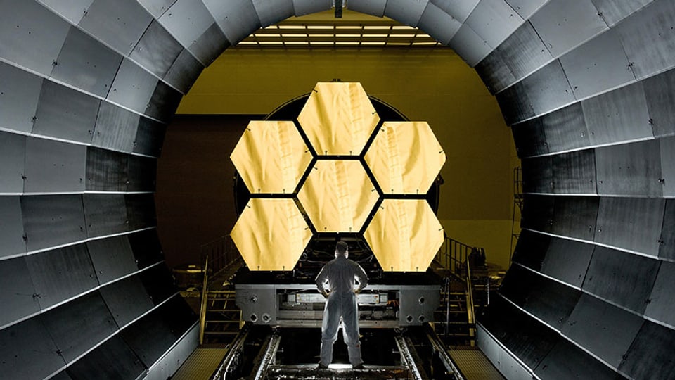 NASA-Ingenieur untersucht Elemente des Weltraumteleskops James Webb