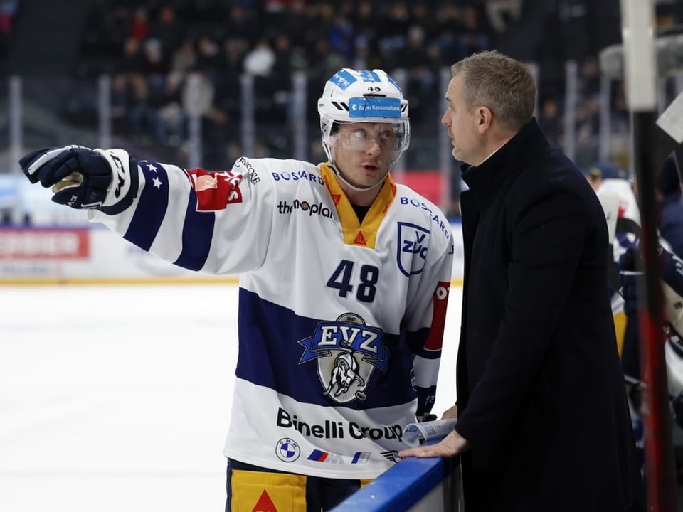 Carl Klingberg im Gespräch mit seinem Trainer.