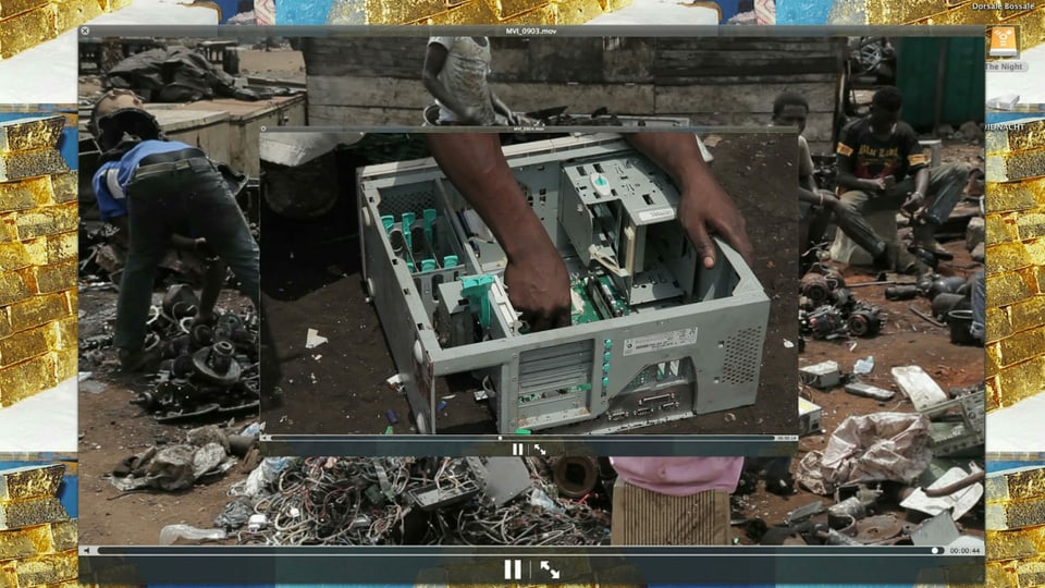 Kinderhände auf einer Müllhalde, die einen Compute demontieren.