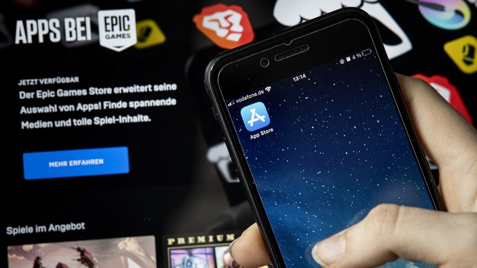 Ein iPhone mit dem App Store sowie das Epic Games Logo im Hintergrund.