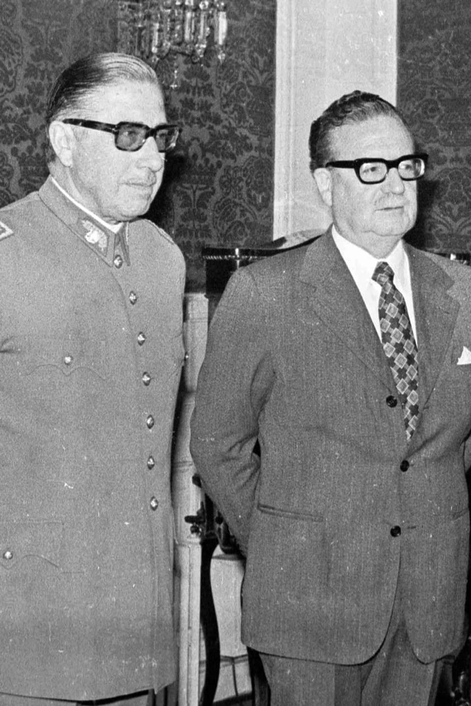 Schwarzweiss Foto von General Augusto Pinochet und Präsident Salvador Allende.