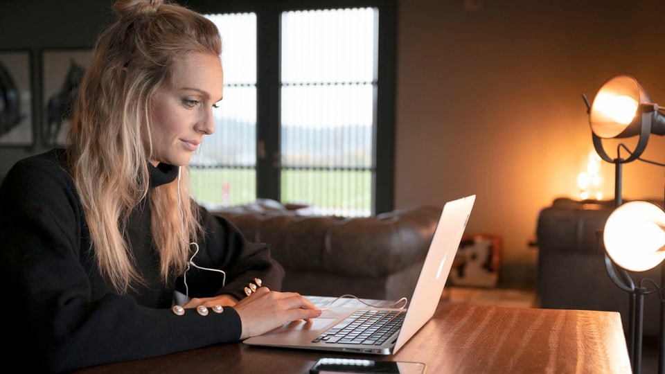 Annette Fetscherin am Schreibtisch im Homeoffice