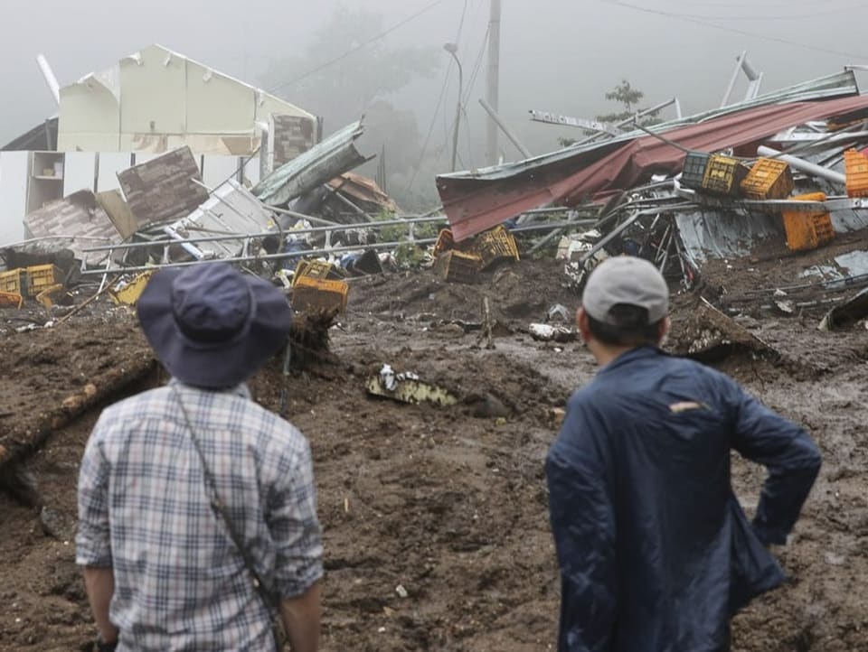 Menschen in Yecheon blicken auf ihr eingestürztes Haus.