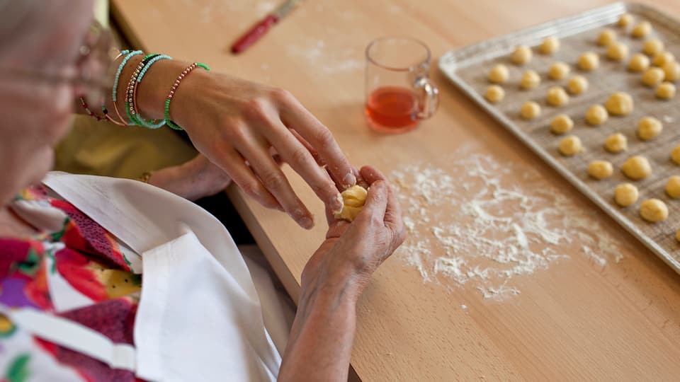  Das Domicil Bethlehemacker in Bern, Schweiz. Bewohnerin formt Bälle aus Teig um Kekse zu machen. Fotografiert am 18. Oktober 2012.