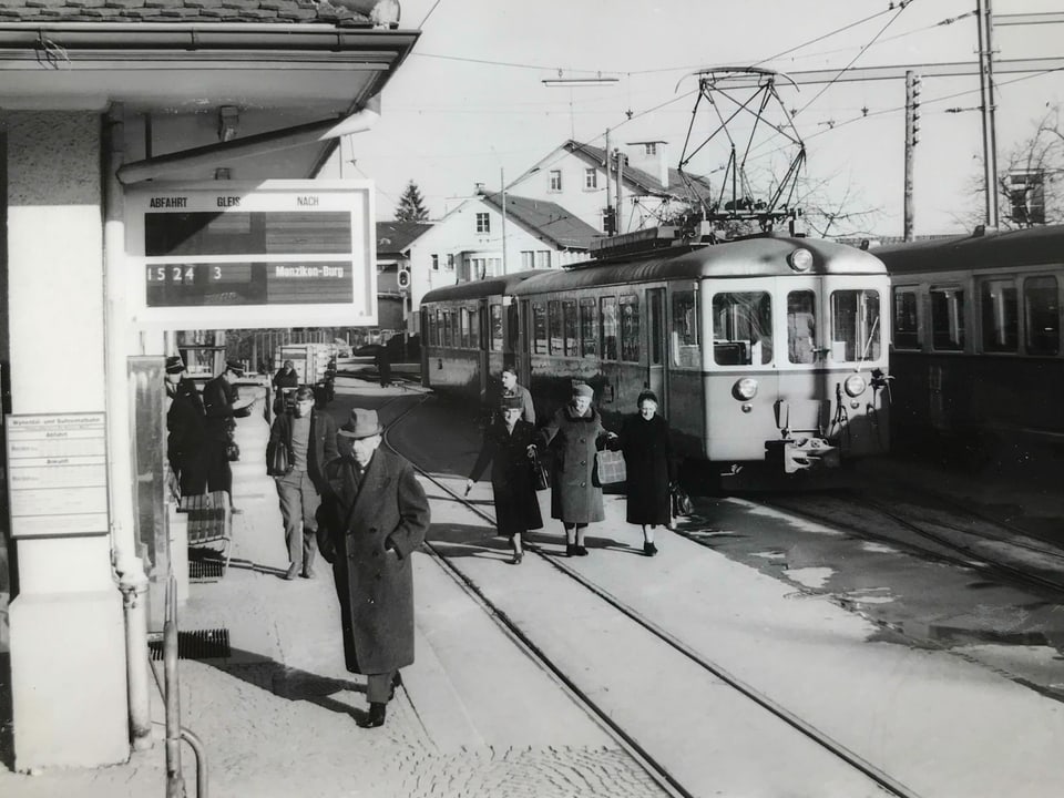 Ein Zug und Passagiere auf dem Perron der WSB irgendwann in den 60er-Jahren.