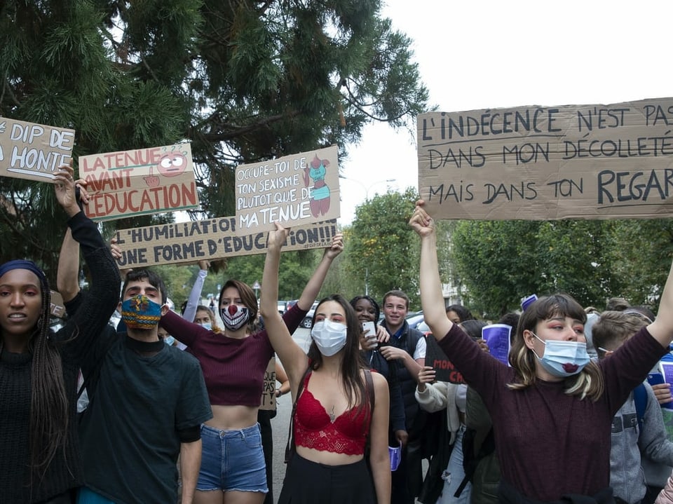 Ein Schüler und ein Schülerin protestieren gegen die Kleidervorschriften an Schulen in Genf.