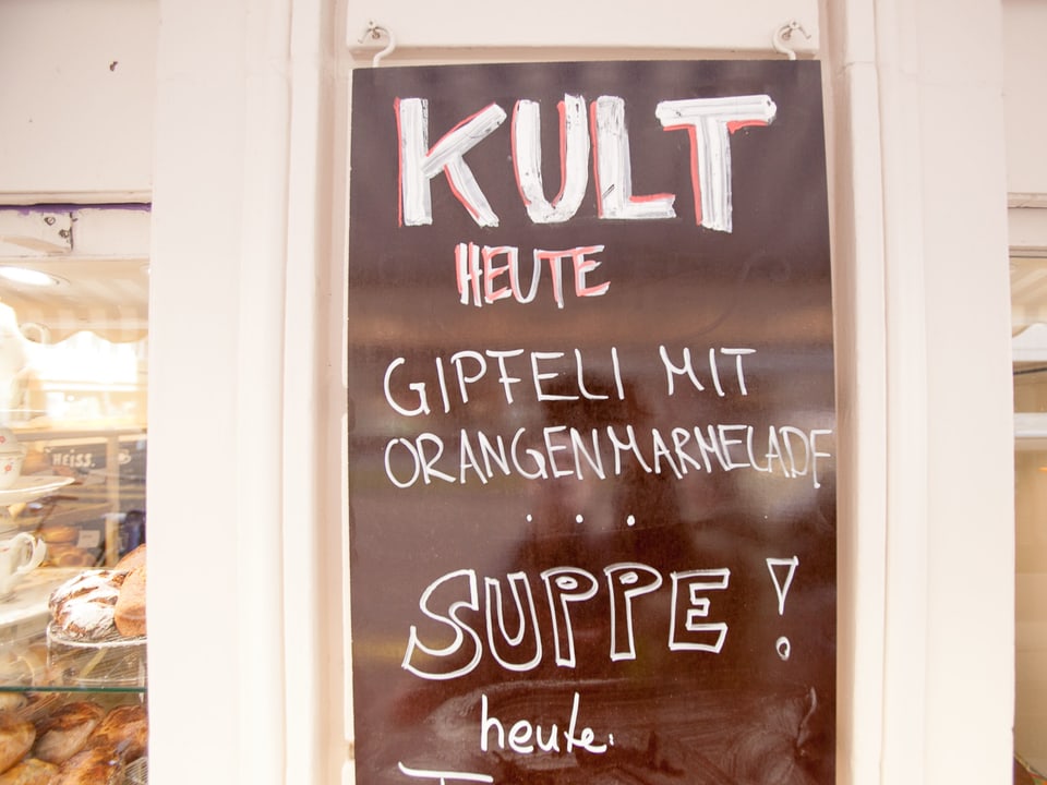 Aushang mit Schriftzug: "Heute Gipfeli mit Orangenmarmelade. Suppe!"