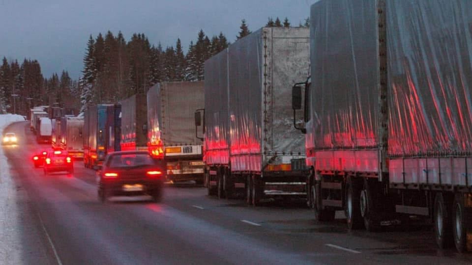 Lastwagen warten vor russisch-finnischer Grenze