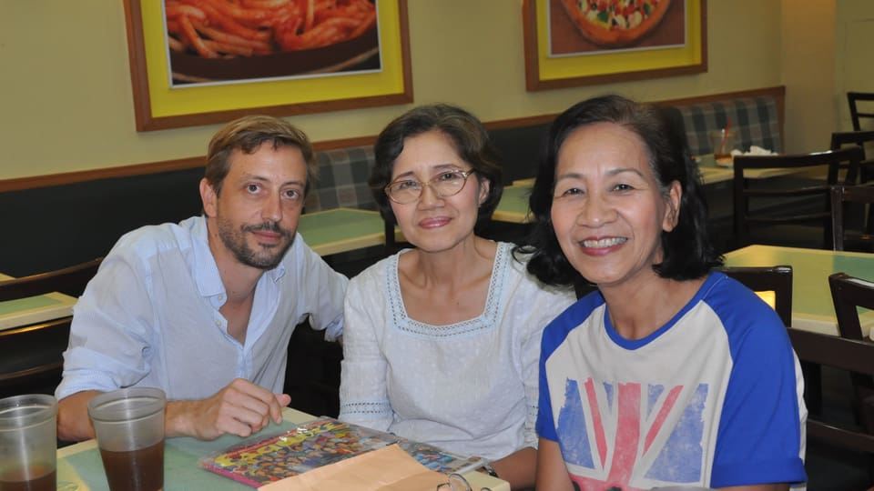 Musikredaktor Gregi Sigrist mit Beatles-Fans Victoria und Rosario Ponce (Manila, 2016).
