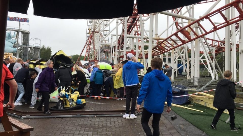Panorama Unfall in schottischem Vergnügungspark Achterbahnwagen