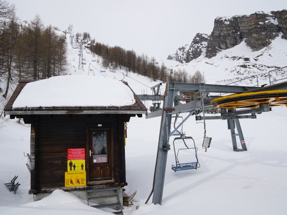 Verlassener Skilift in der Landschaft