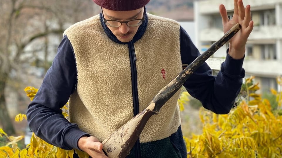 Atuor mit seinem abgewetzten Holzgewehr. 