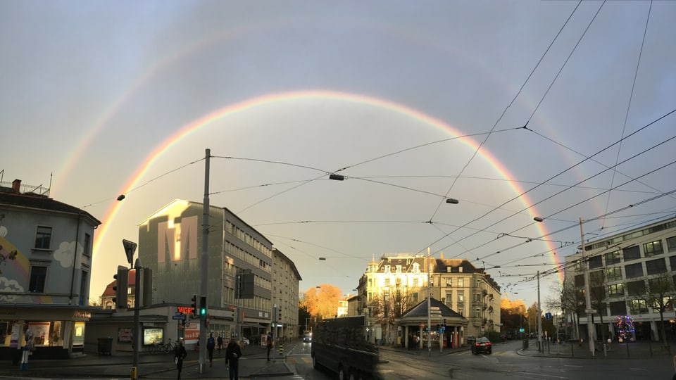 Ein beinahe vollständiger Regenbogen mitten in der Stadt.