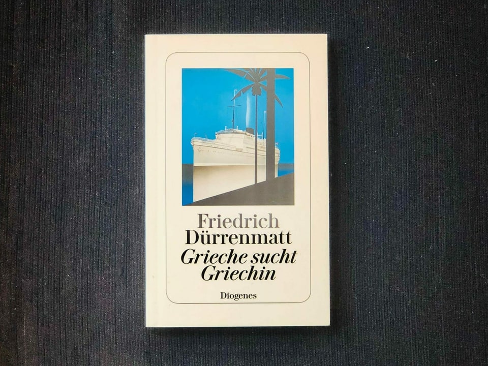 «Grieche sucht Griechin» von Friedrich Dürrenmatt liegt auf einem dunklen Sessel