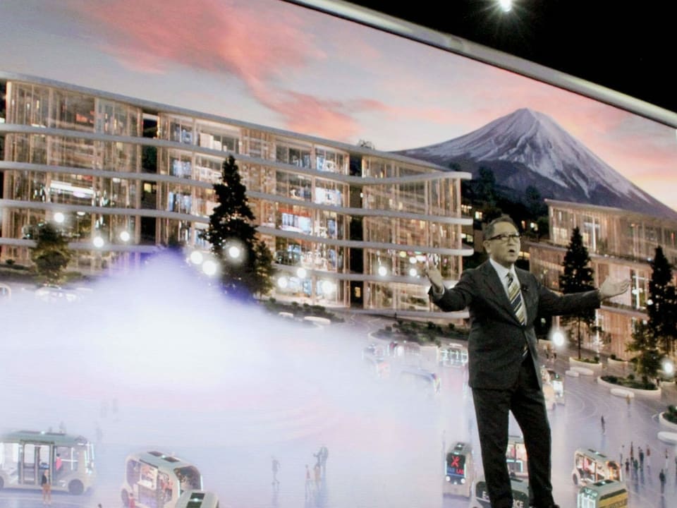 Toyota-Präsident Akio Toyoda präsentiert seine Vision einer intelligenten, vernetzten Stadt, die auf einem stillgelegten Fabrikgelände am Fuss des Fujiyama.