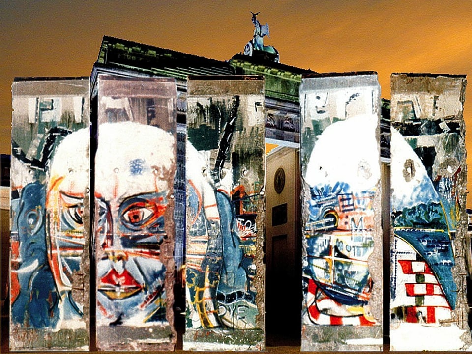 Stücke der Berliner Mauer werden anlässlich einer Kunstauktion in Berlin versteigert.