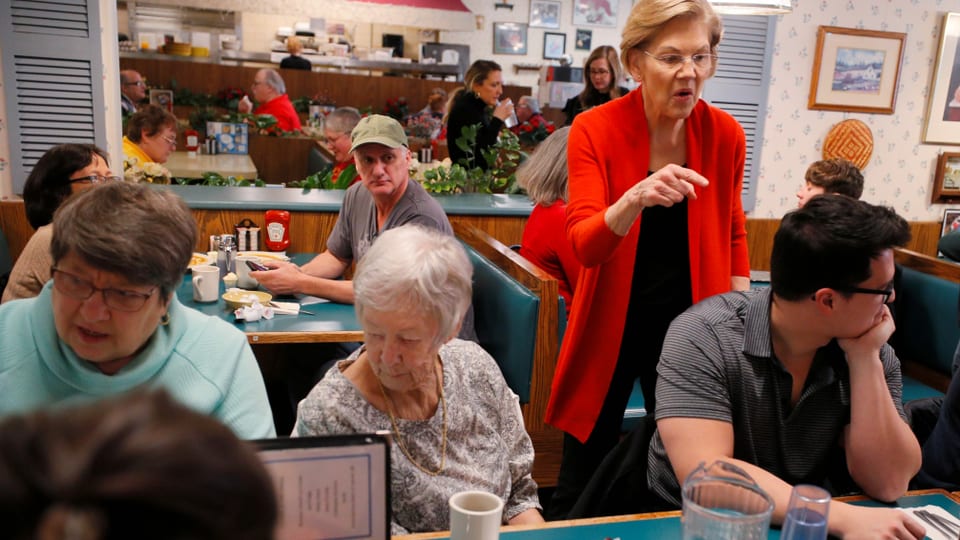 Senatorin Elizabeth Warren spricht mit Gästen in einem Restaurant.
