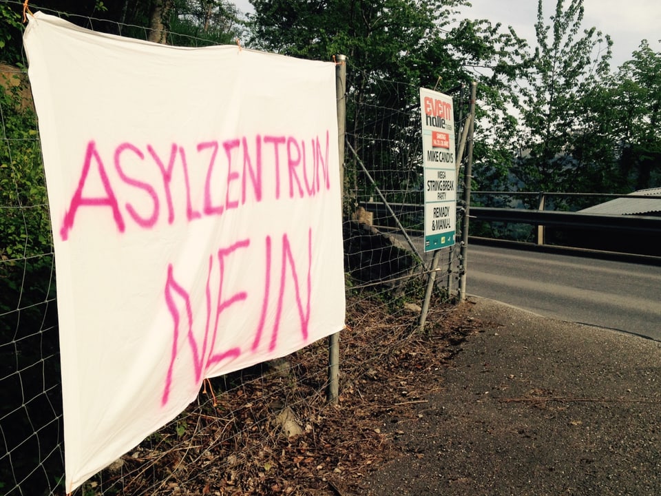 Plakat in Amden mit der Aufschrift: Asylzentrum nein.