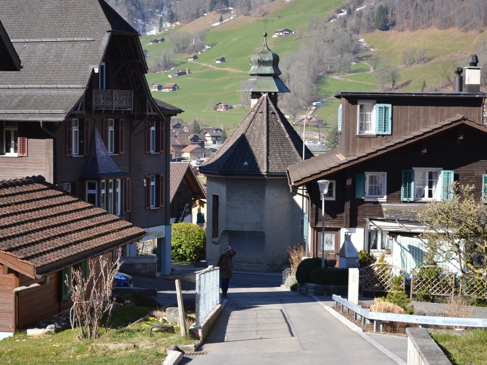 Die Dorfkapelle liegt inmitten lauter Häuser im typischen Obwaldner Stil.