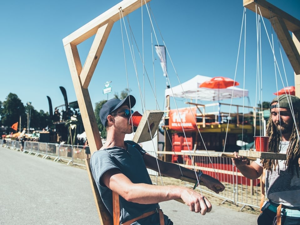 Festivalbesucher mit Trink-Konstruktion am Heitere Open Air 