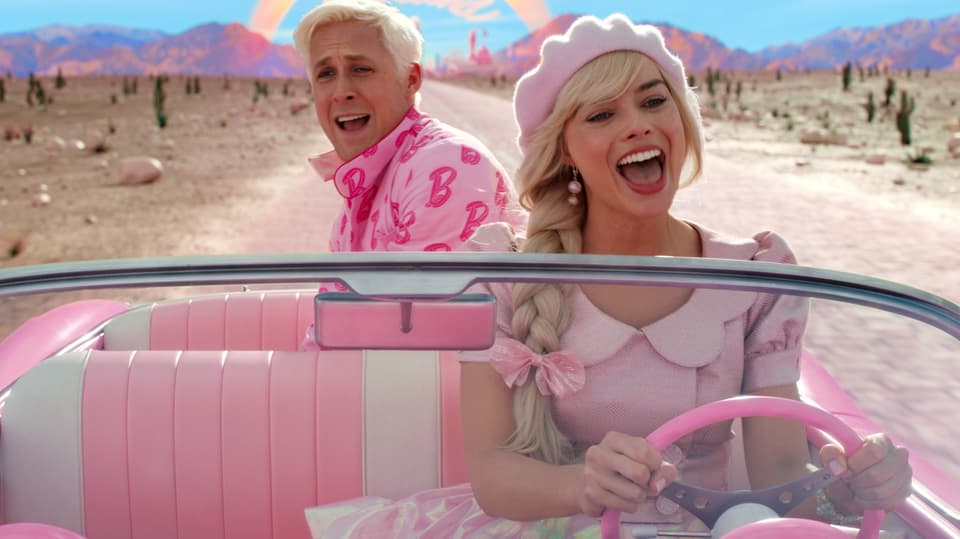 Barbie und Ken fahren Auto.