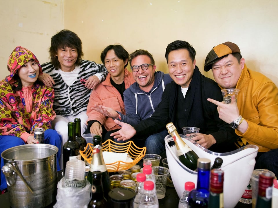 Pascal Nufer mit Mitgliedern der Bands Subs, Joyside und Birdstriking in Peking.